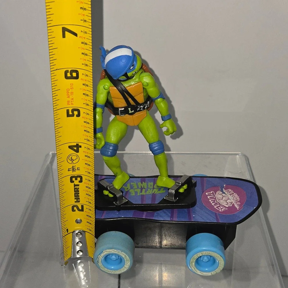TMNT Mutant Mayhem Leonardo Skateboard Action Figure Playmates 2023 Blue Leo Toy